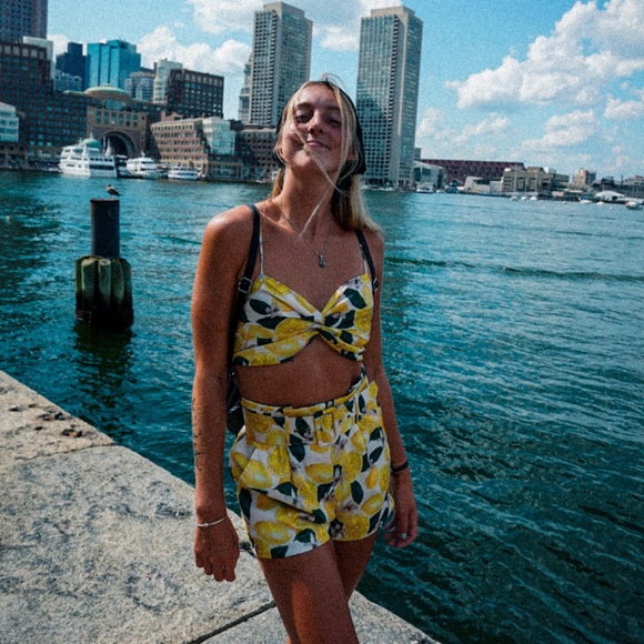 Lemon Print Crop Top - Picture 2 of 3